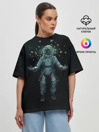 Женская футболка оверсайз / Космонавт и бабочки