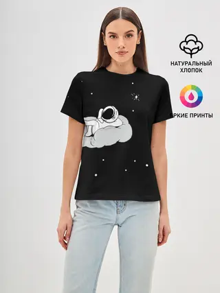 Женская базовая футболка / Космонавт на облаке