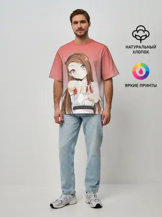 Мужская футболка оверсайз / девушка ищет кадр измеряет